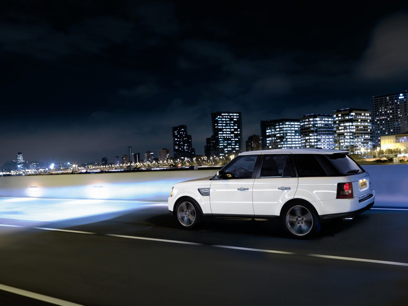 Рендж ровер на трассе обои