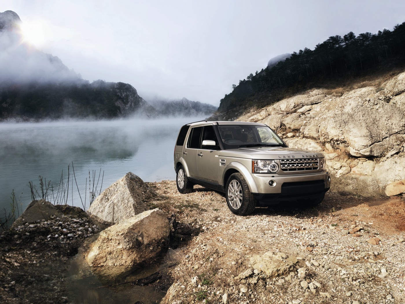 Range rover в горах у реки обои