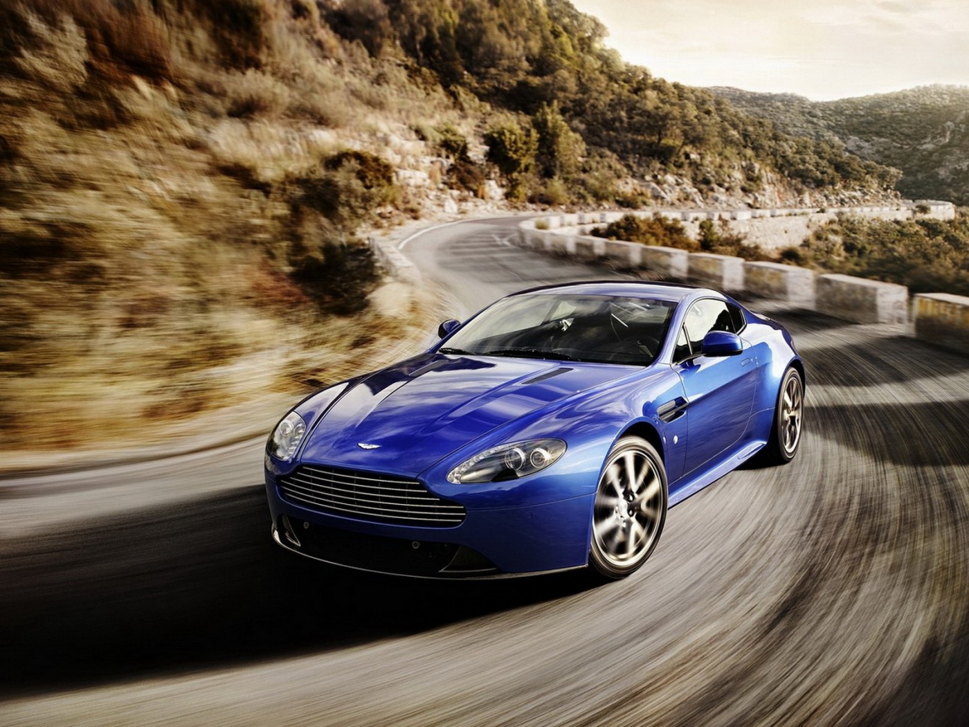 Синий Aston Martin обои