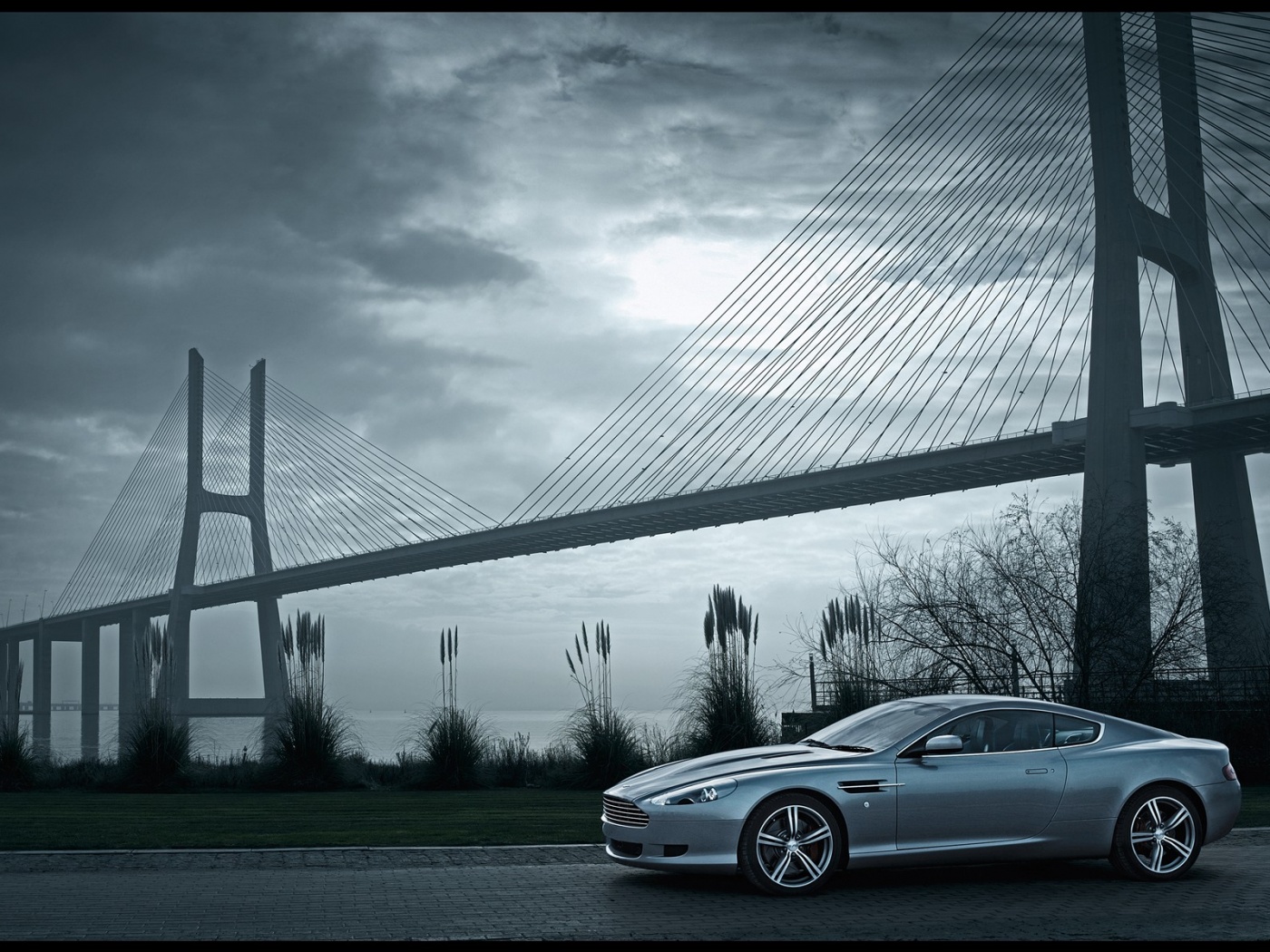 Aston Martin на фоне моста обои