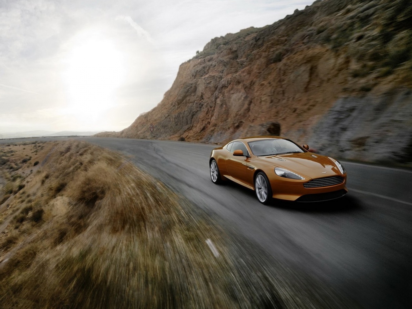 Aston Martin в горах обои