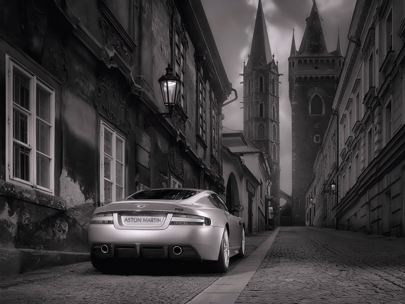 Aston Martin в старинном городе обои