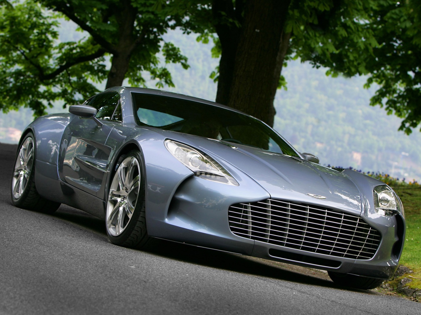 Aston Martin за городом обои