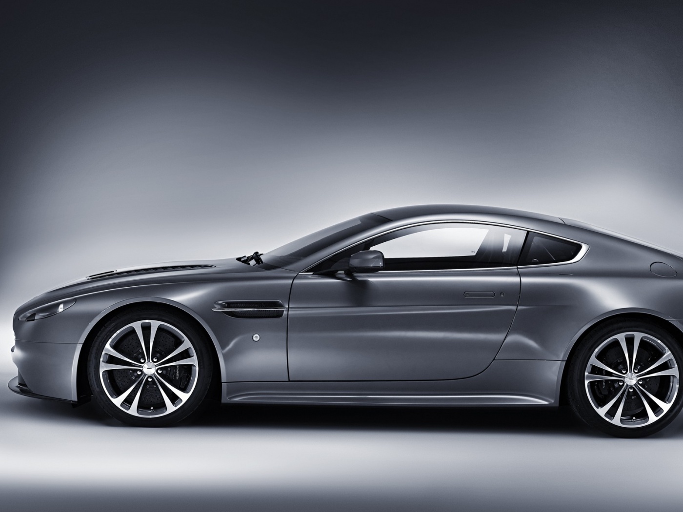 Астон Мартин обои