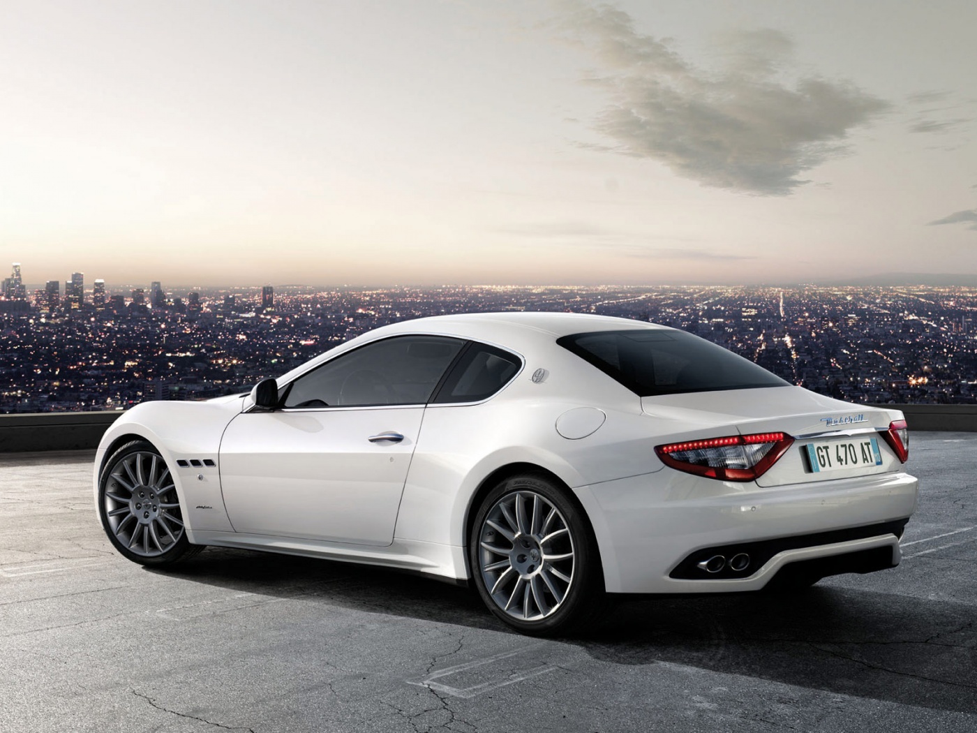 Maserati Granturismo на фоне города обои