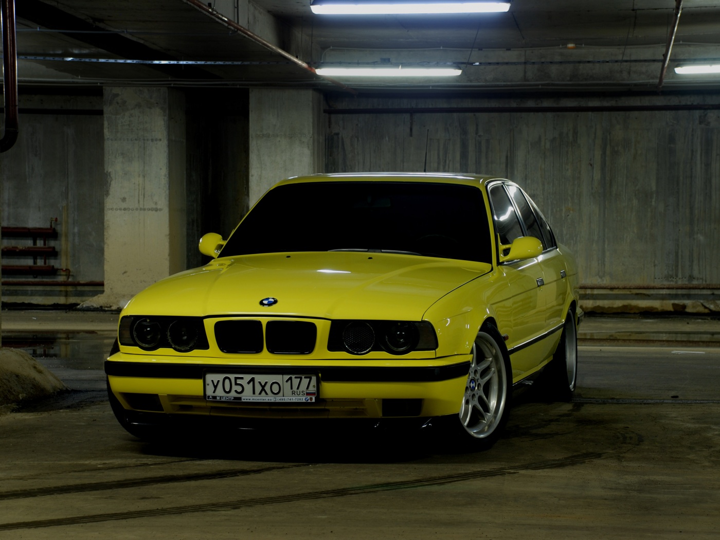 BMW M5 на стоянке обои