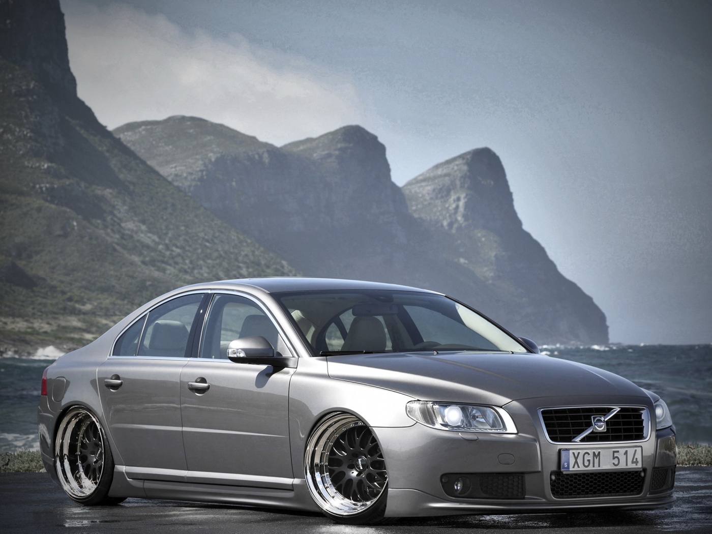 Вольво на берегу обои