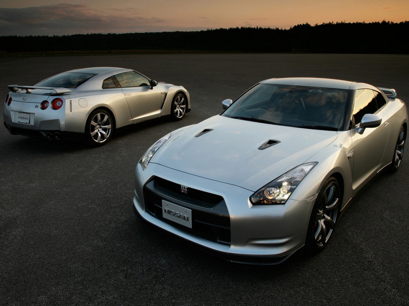 Nissan с двух ракурсов обои