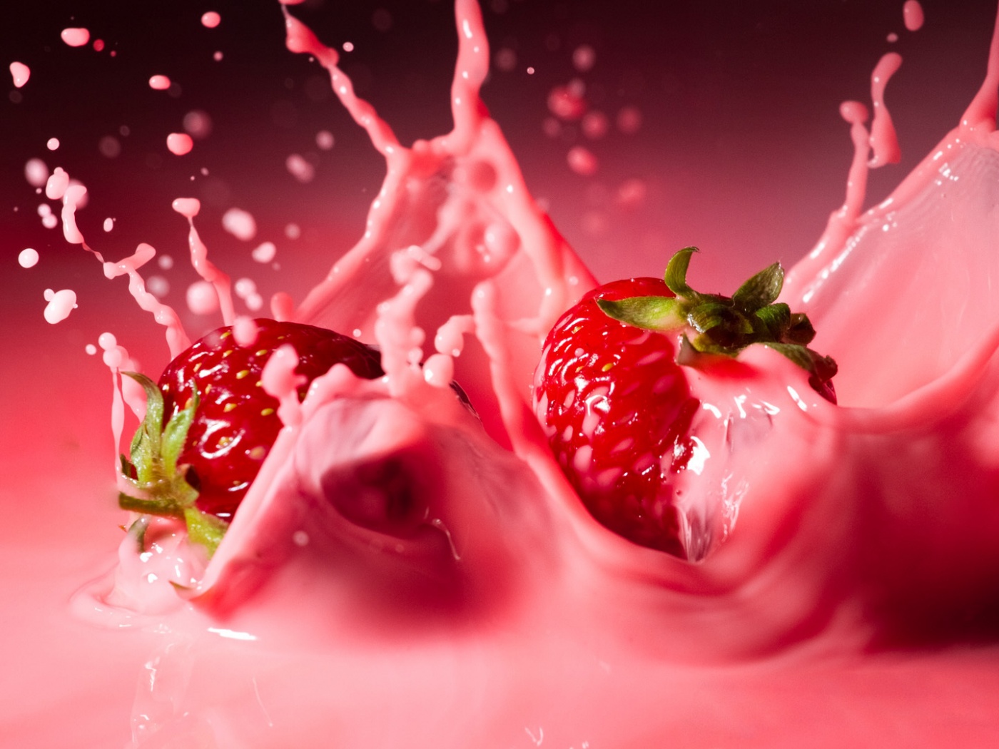 Сочная клубника с молоком обои