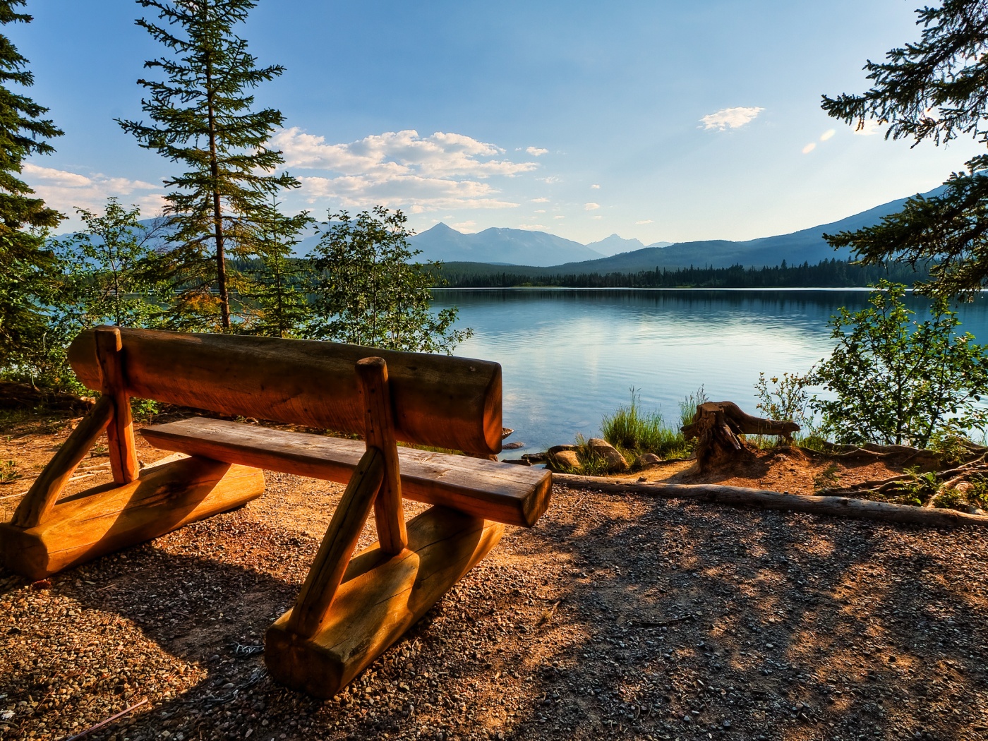 Деревянная скамья на берегу озера обои