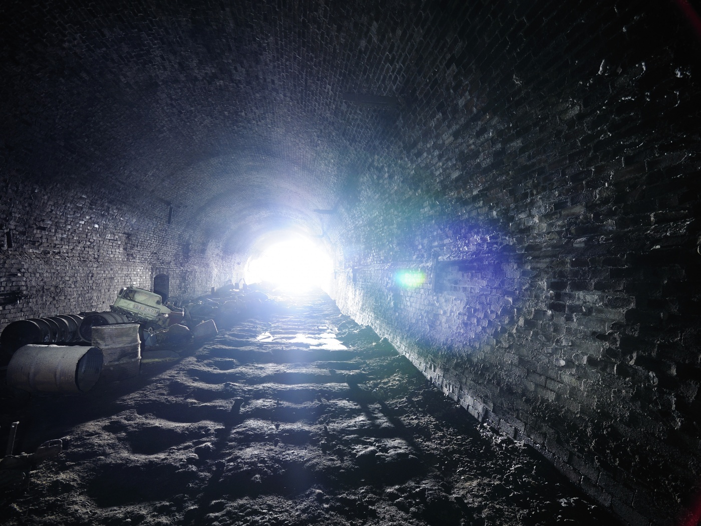 Захламленный тоннель обои