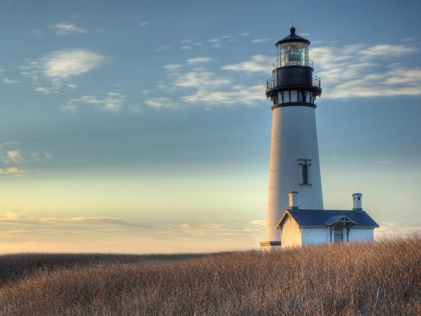 Маяк в поле обои