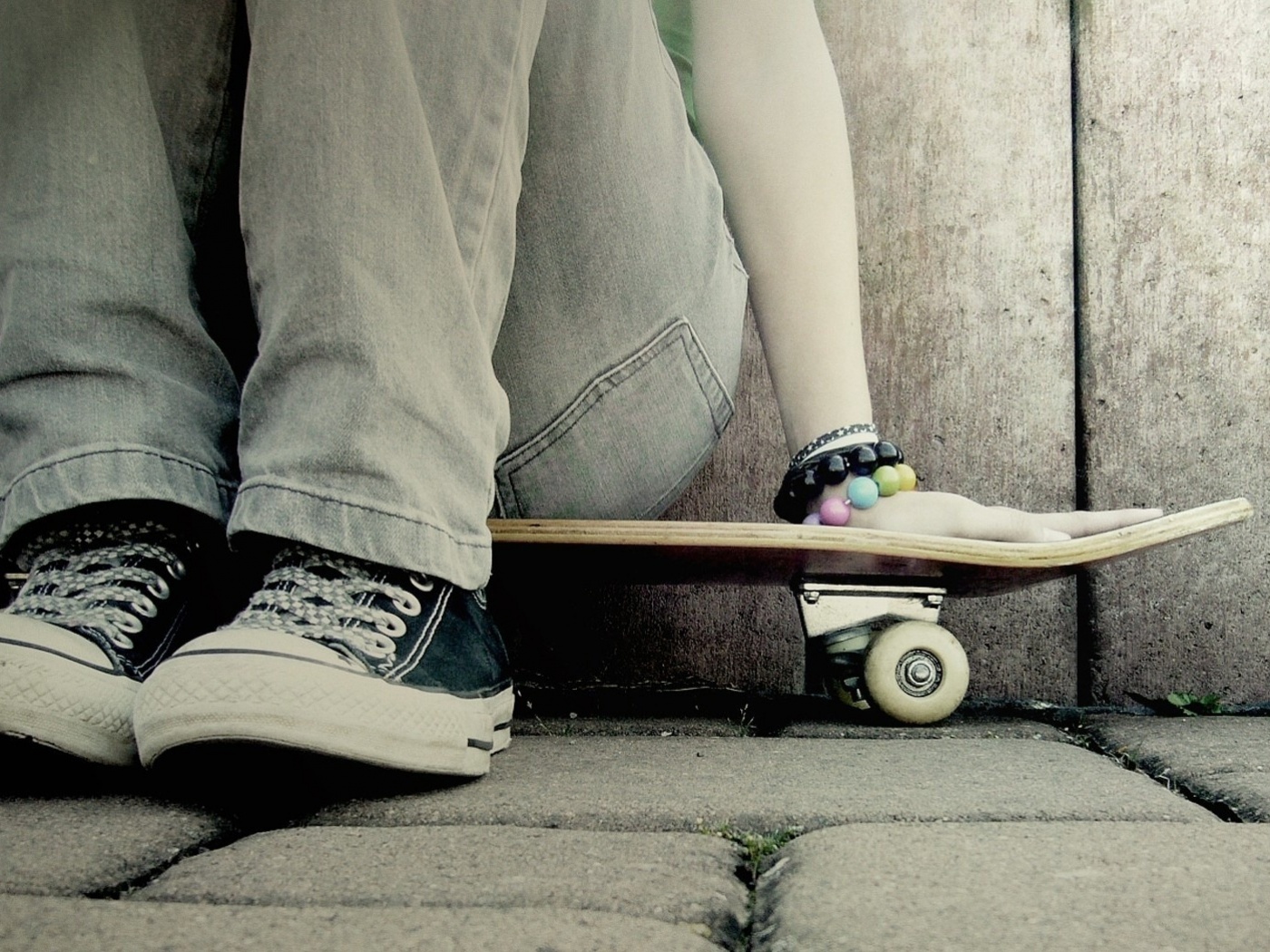 Девушка сидящая на скейте обои