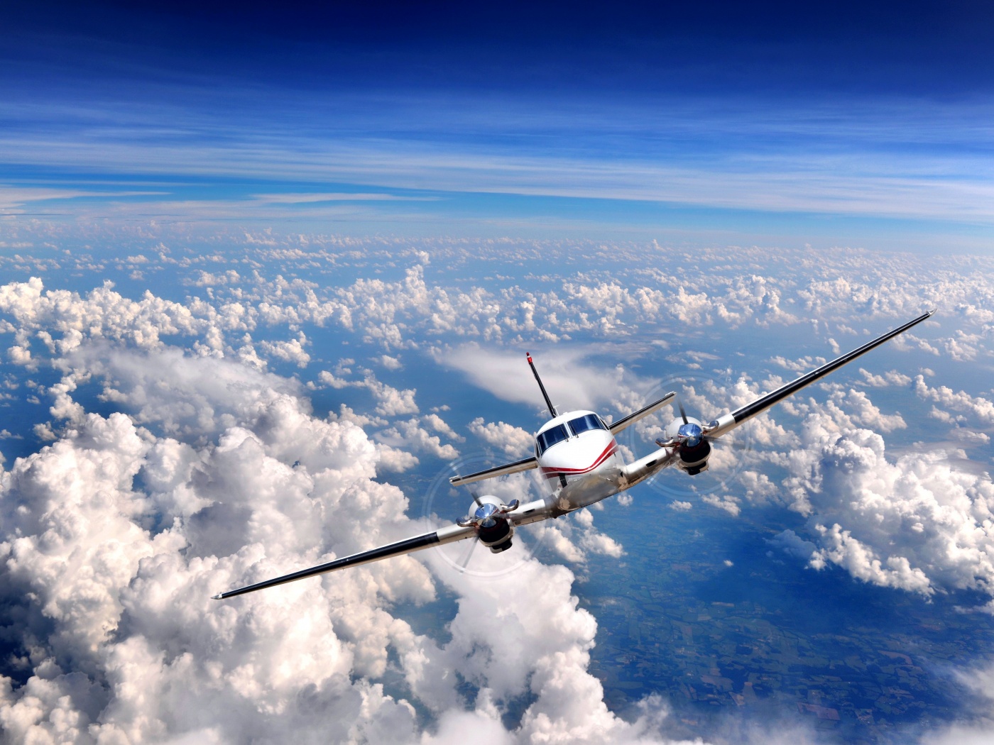 Самолет над облаками обои