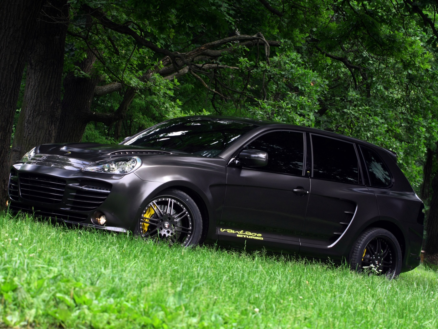 Концепт внедорожника в лесу обои