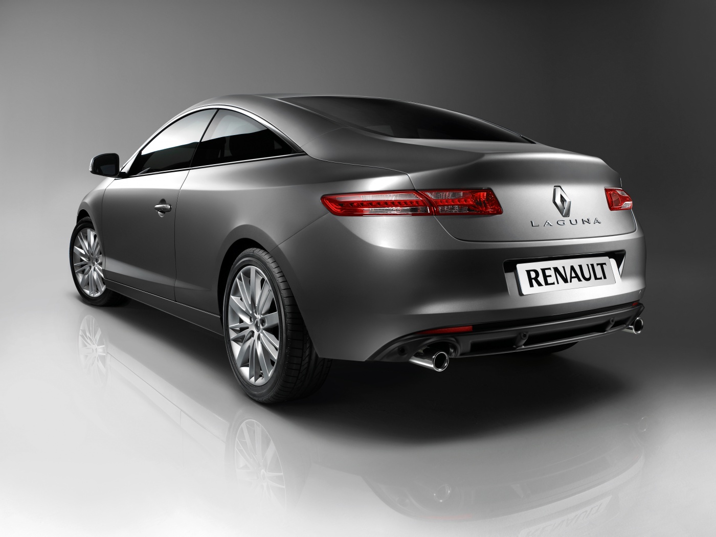 Рено Лагуна: вид сзади обои