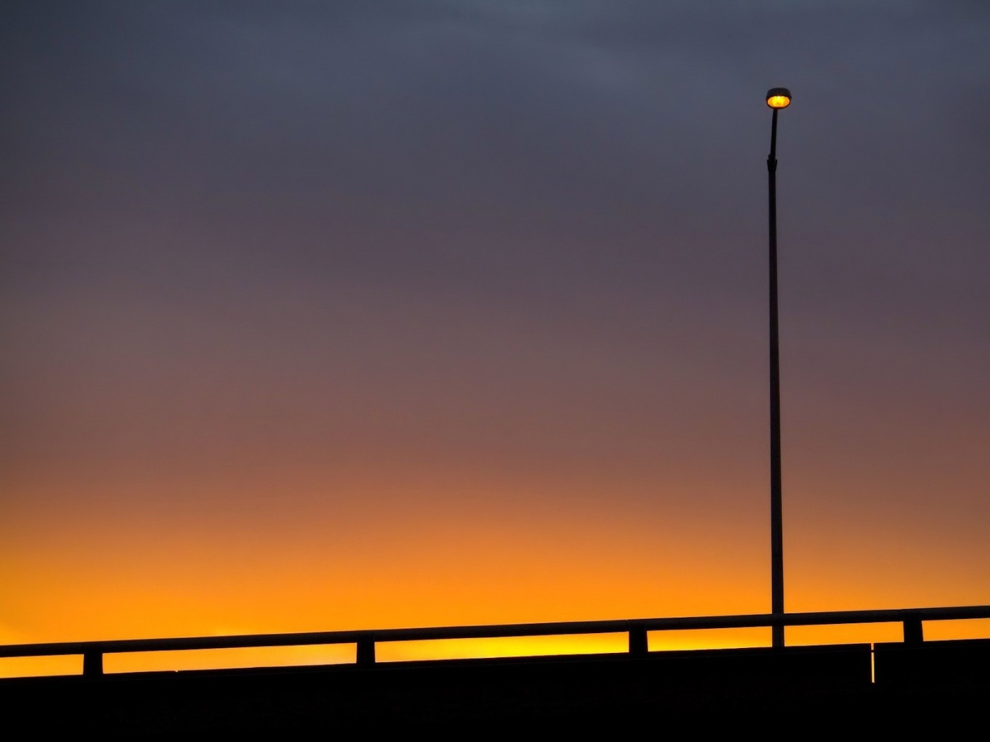 Одинокий фонарь обои