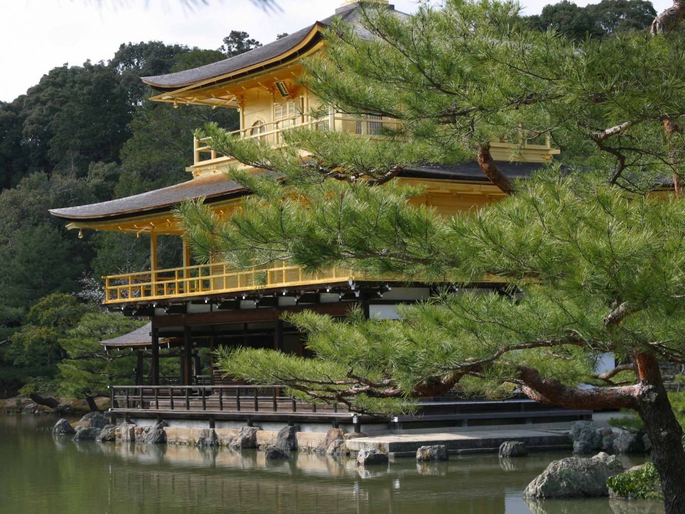 Пагода на берегу озера обои