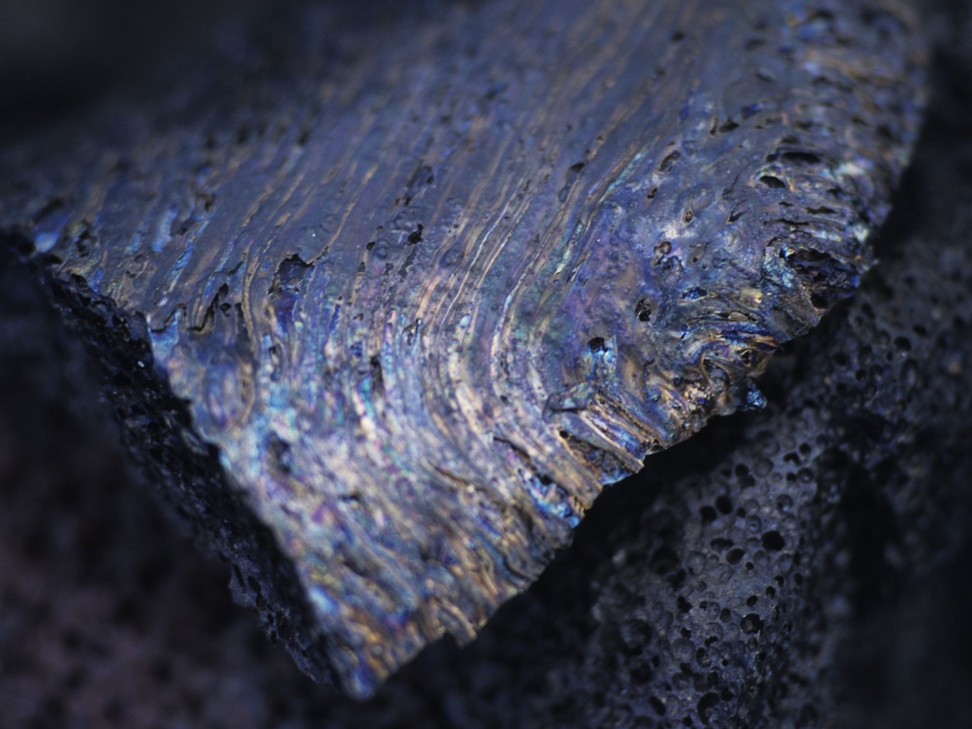 Металл с радужным отливом обои