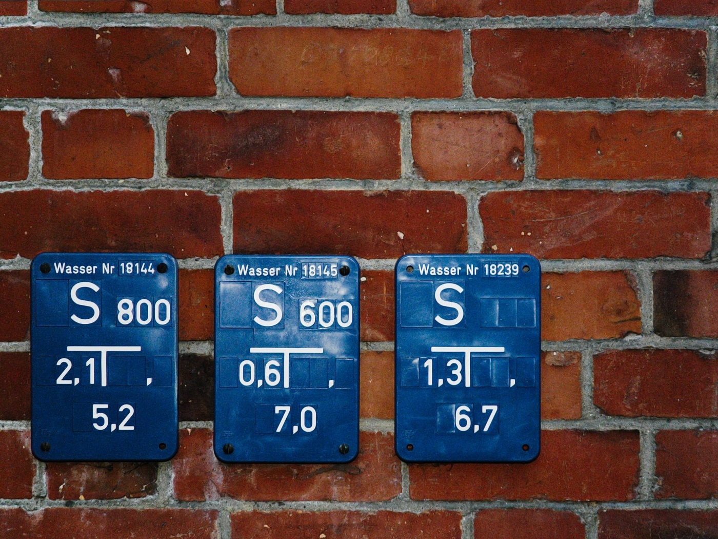 Стена с обозначениями обои