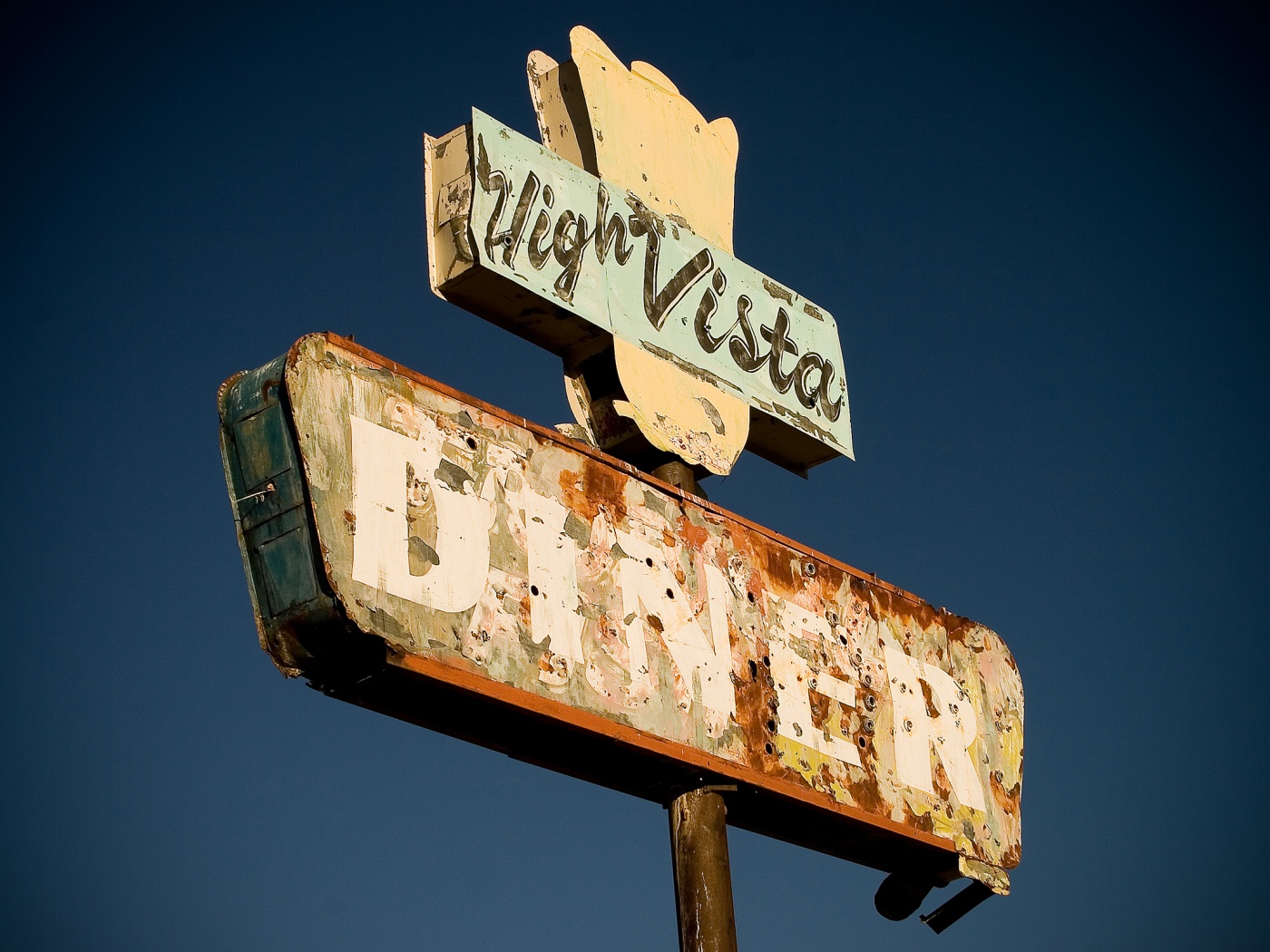 Вывеска заброшенного ресторанчика обои