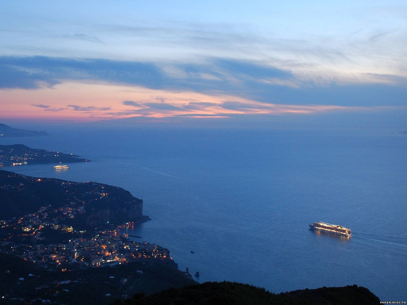 Городок у моря обои