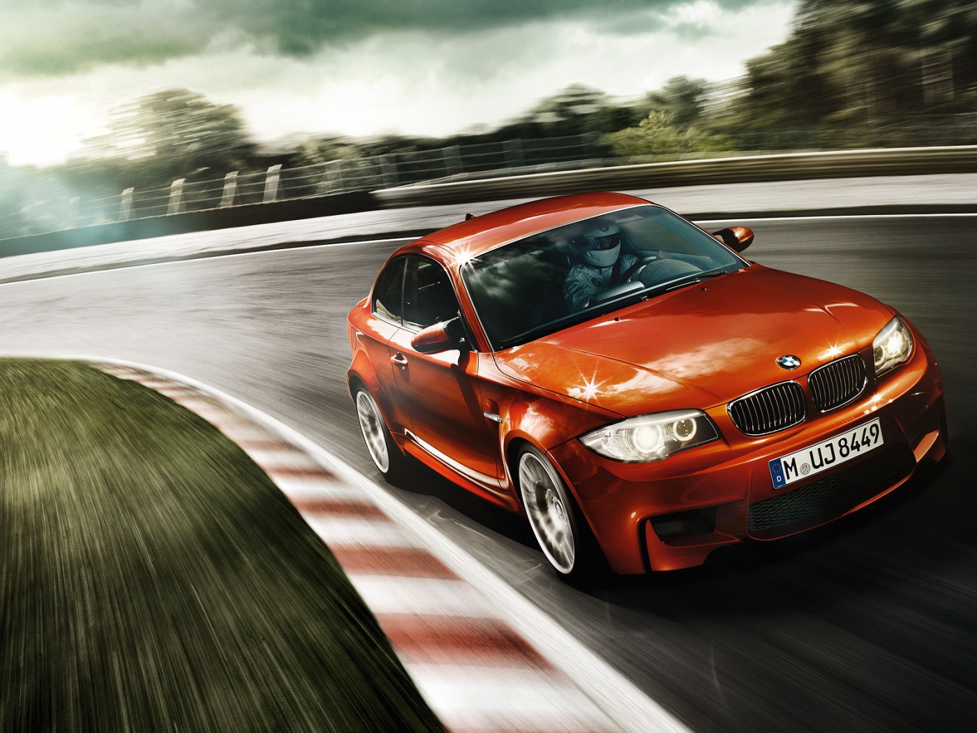 Гонщик за рулем BMW M1 обои