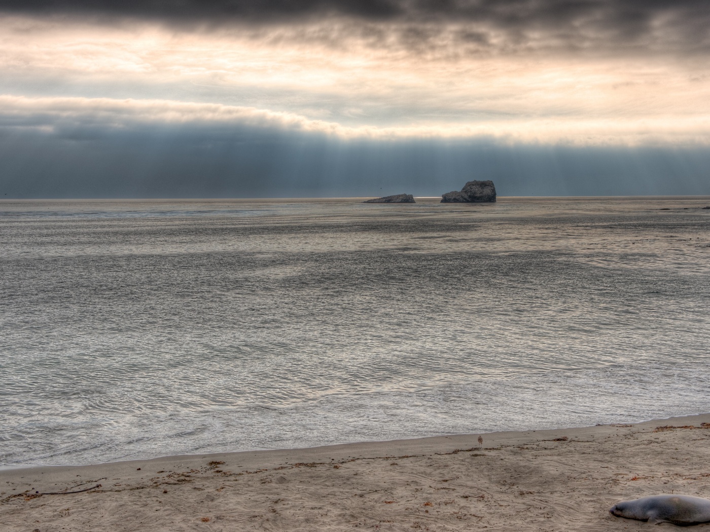 Пляж на фоне светящегосы неба обои