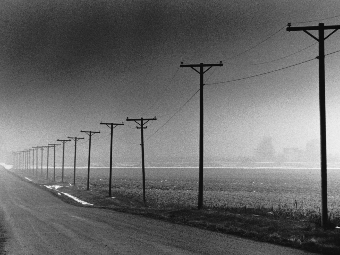 Столбы вдоль дороги обои