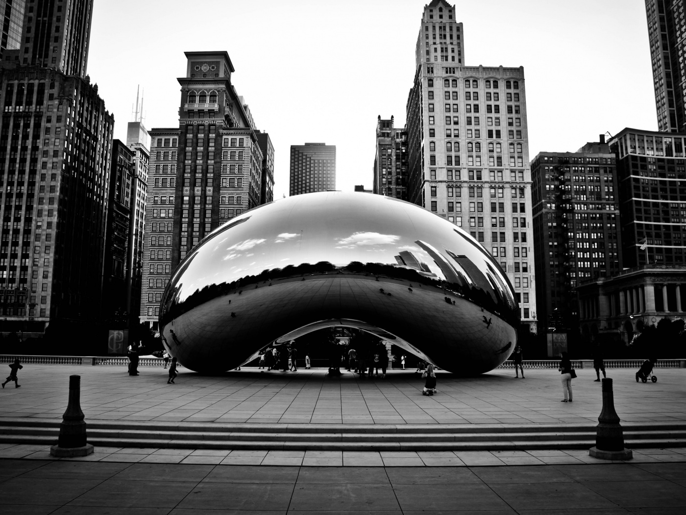 Отражение города в зеркальном монументе обои