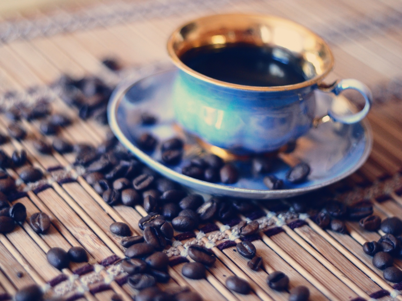 Чашка кофе и немного зерен обои