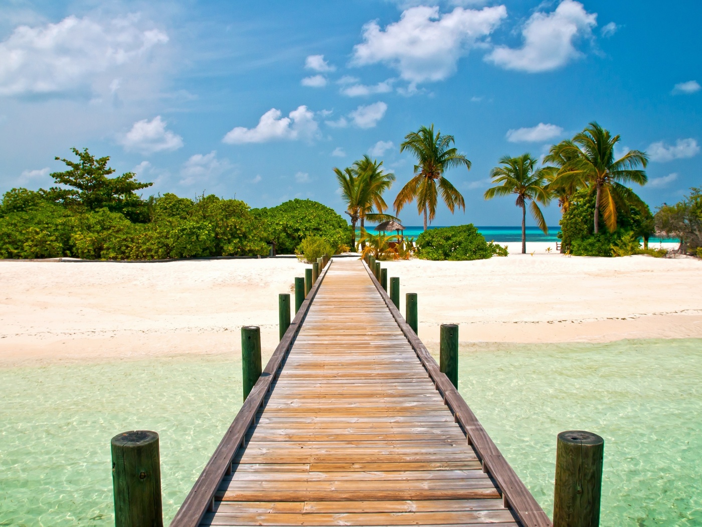 Пирс на тропическом острове обои
