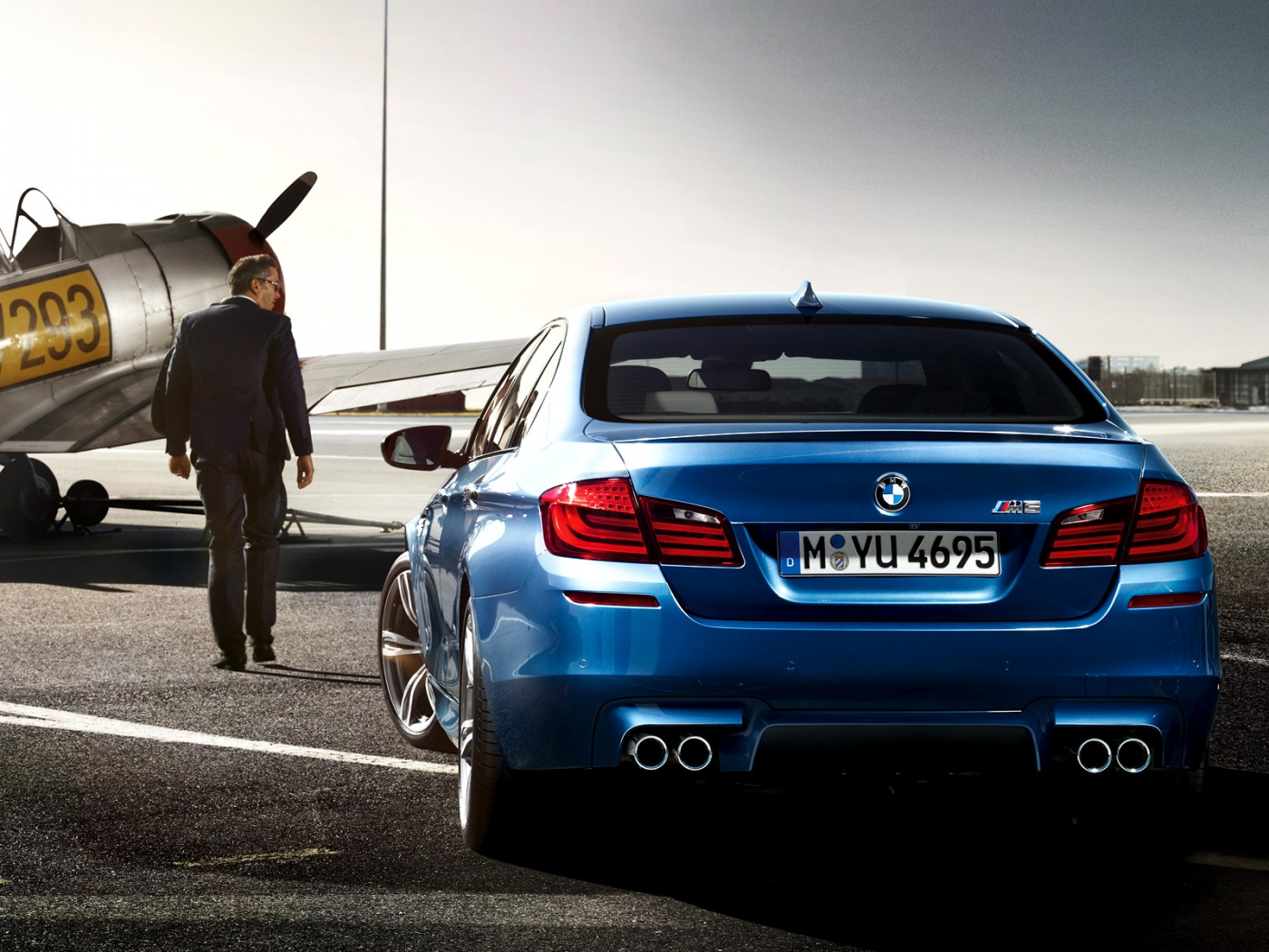 BMW F10 M5 на аэродроме обои