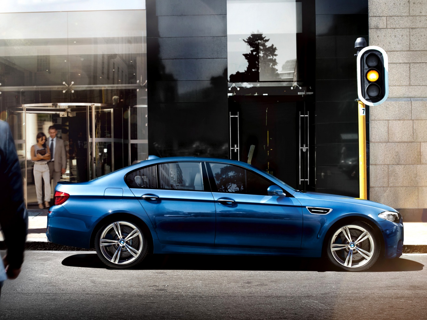 BMW F10 на светофоре обои