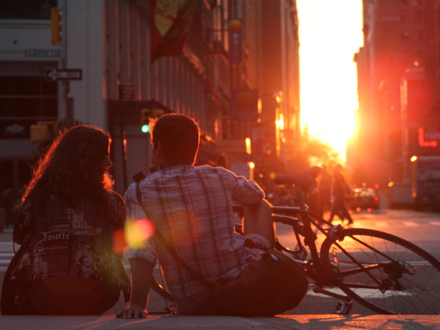 Девушка и парень с велосипедом на закате обои