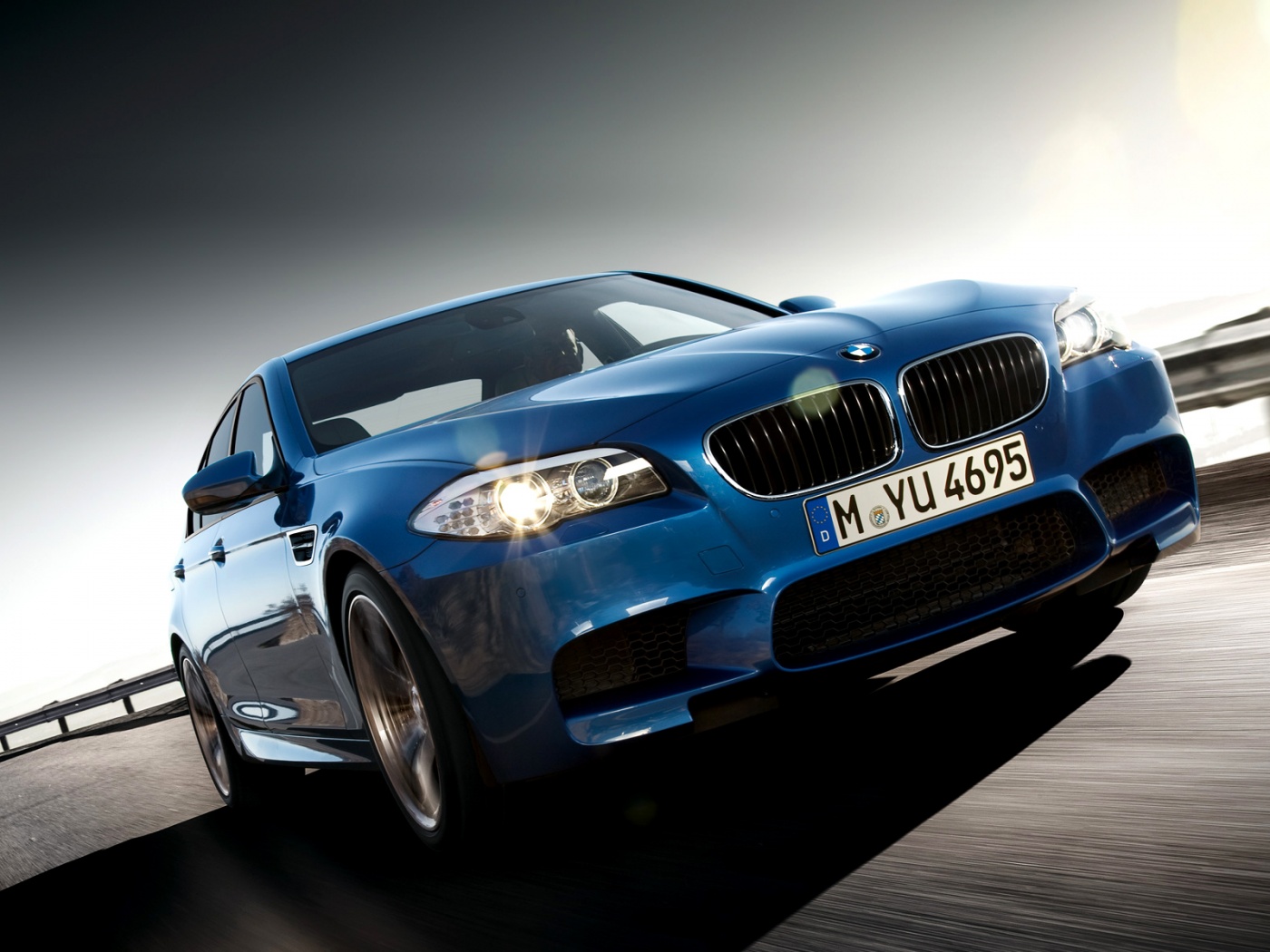 Синий БМВ на трассе обои