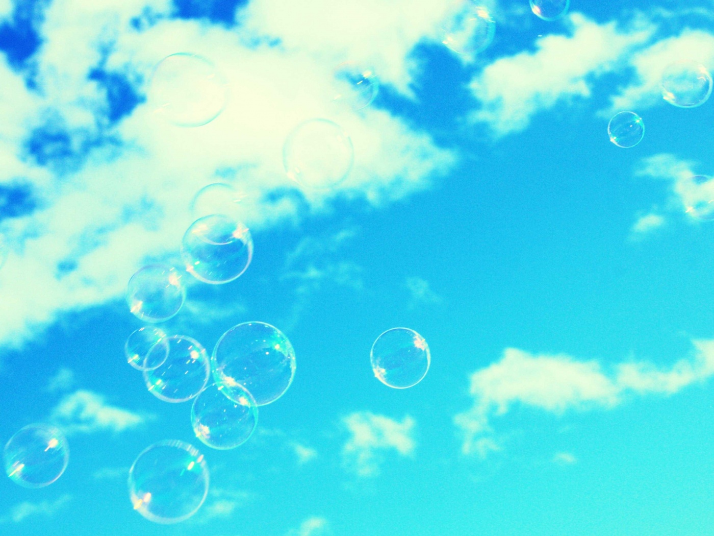 Мыльные пузыри в небе обои