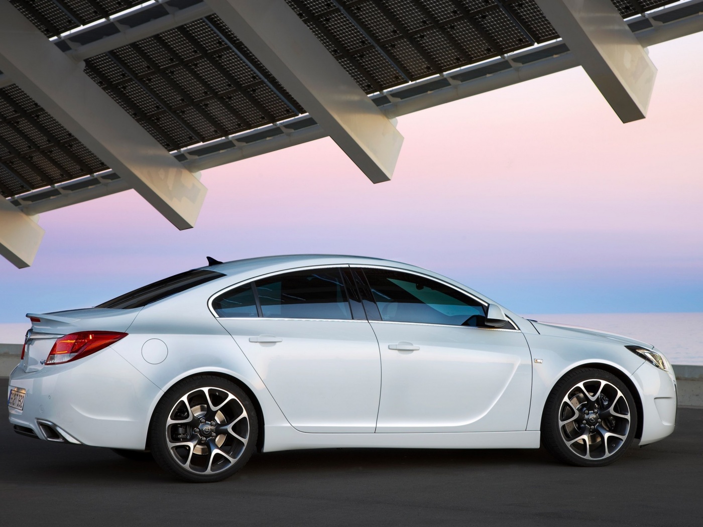 Белый седан под крышей обои