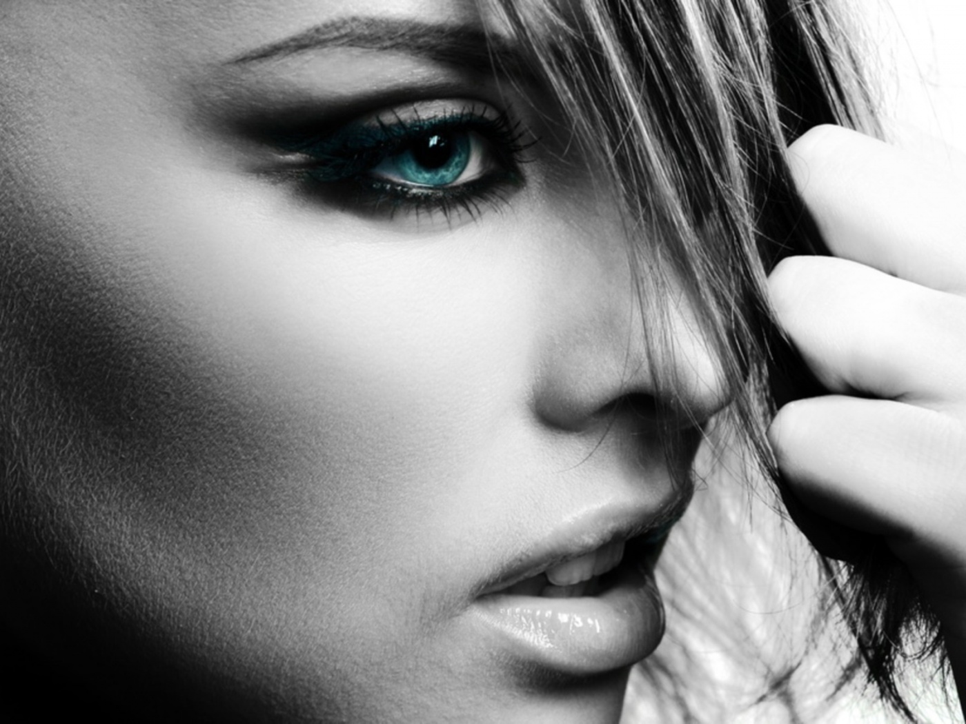 Глаза цвета моря обои