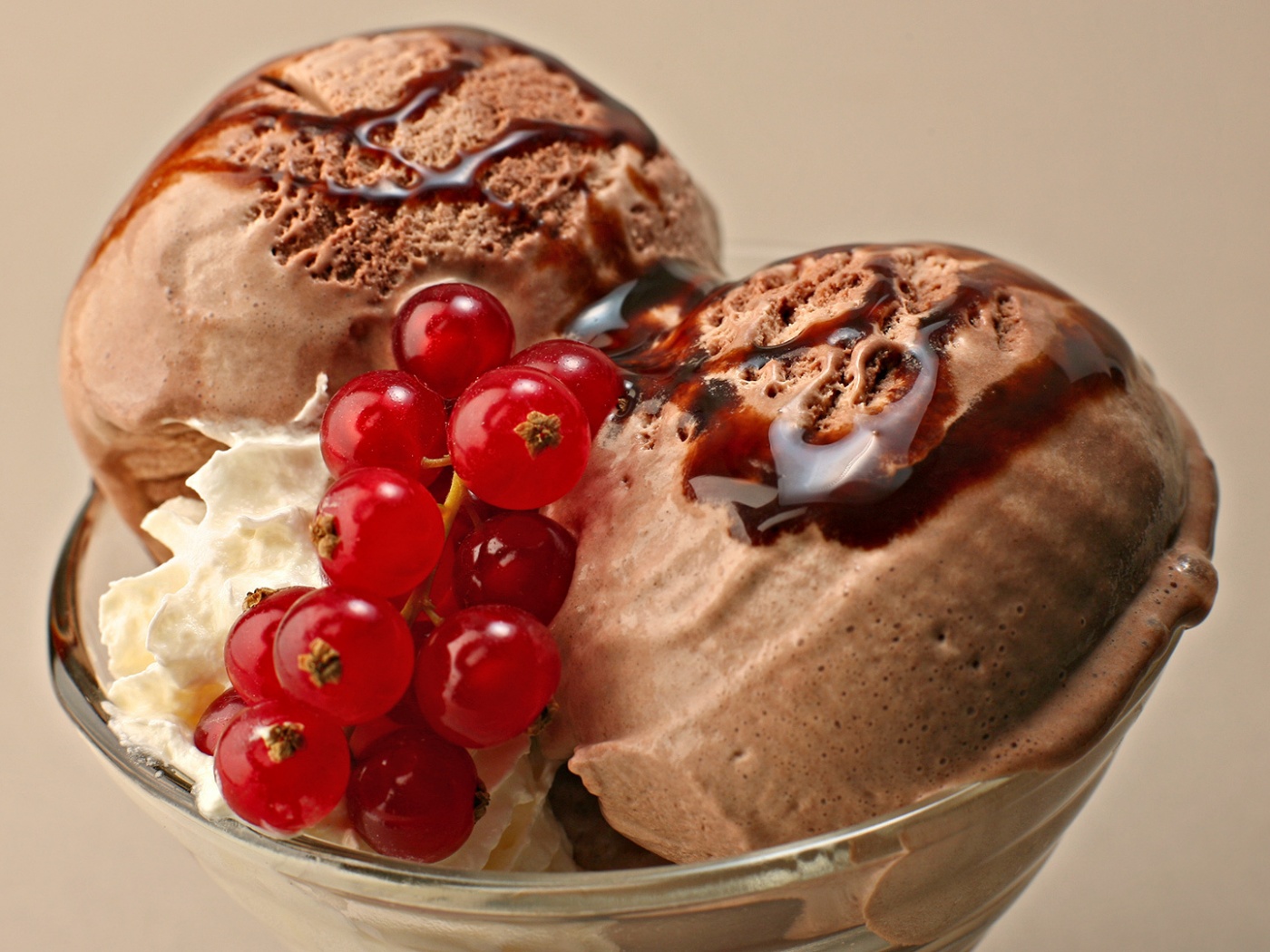 Шоколадное мороженое со смородинкой обои