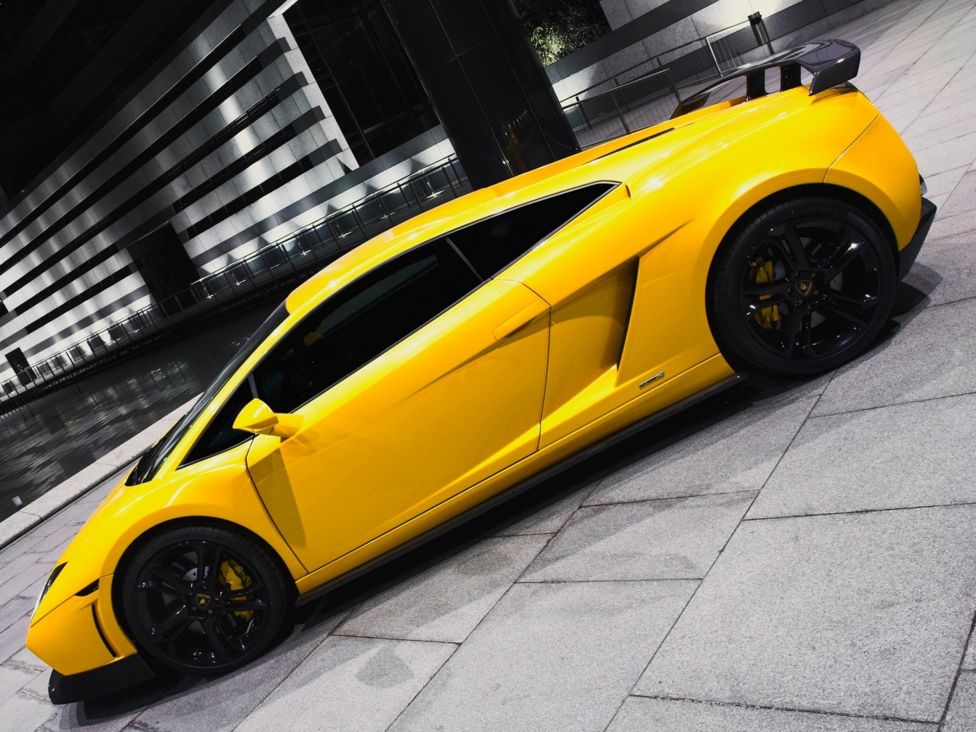 Желтая ламборджини в автосалоне обои