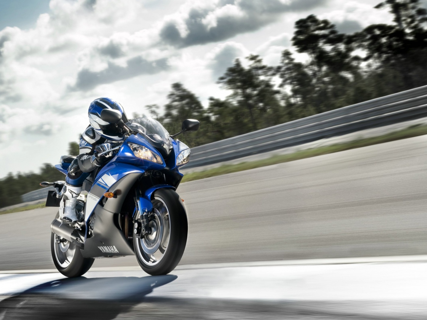 Мотоциклист на треке обои