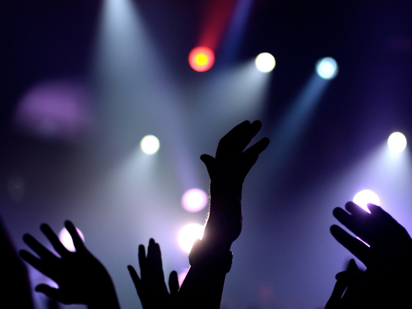 Руки людей на концерте обои