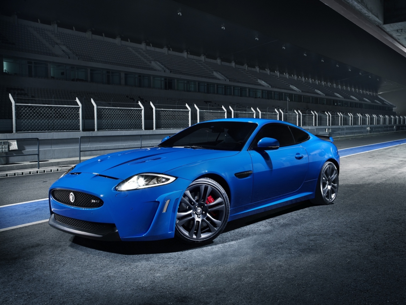 Синий спорткар на гоночном треке обои