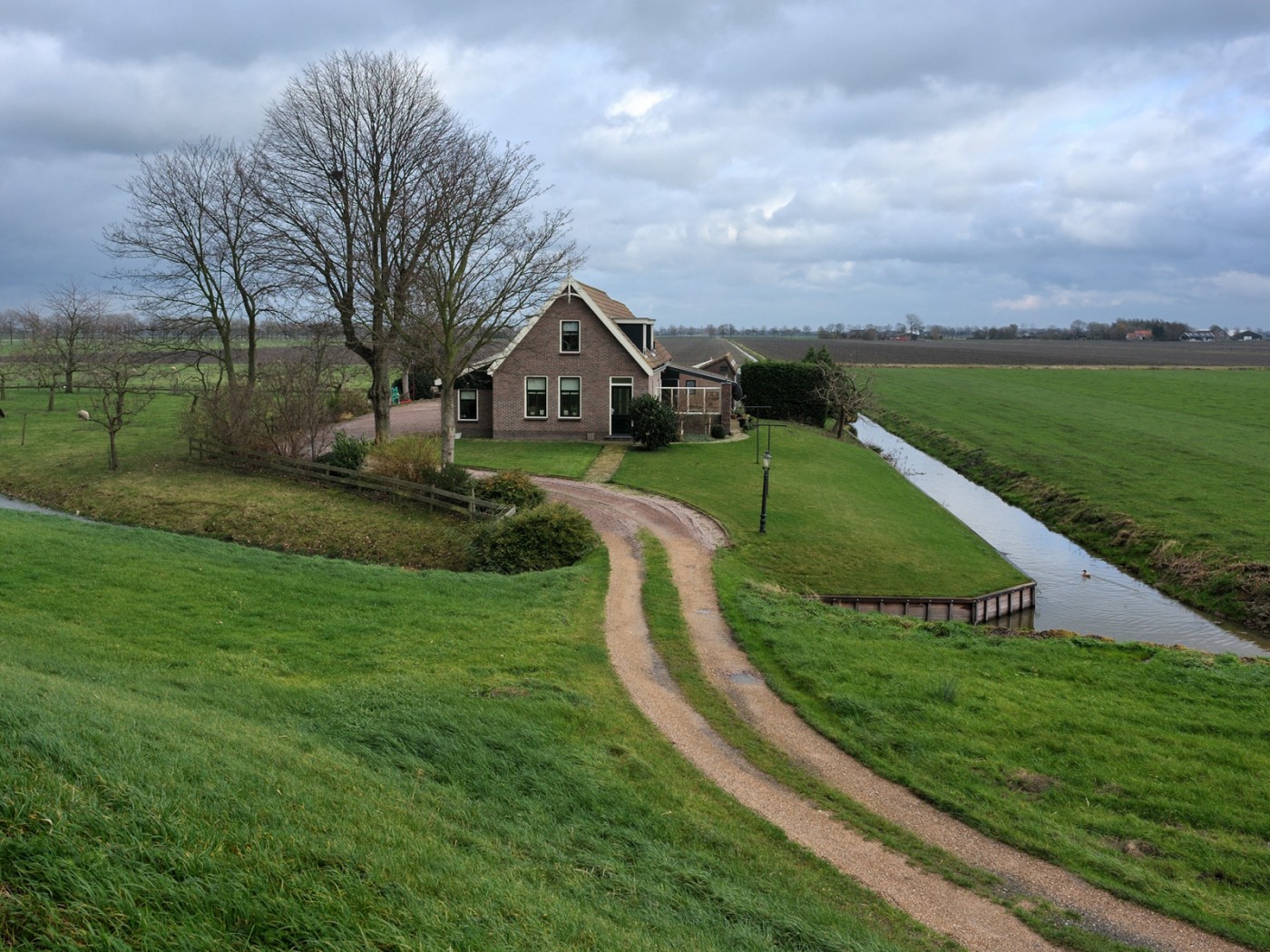 Дом в поле обои