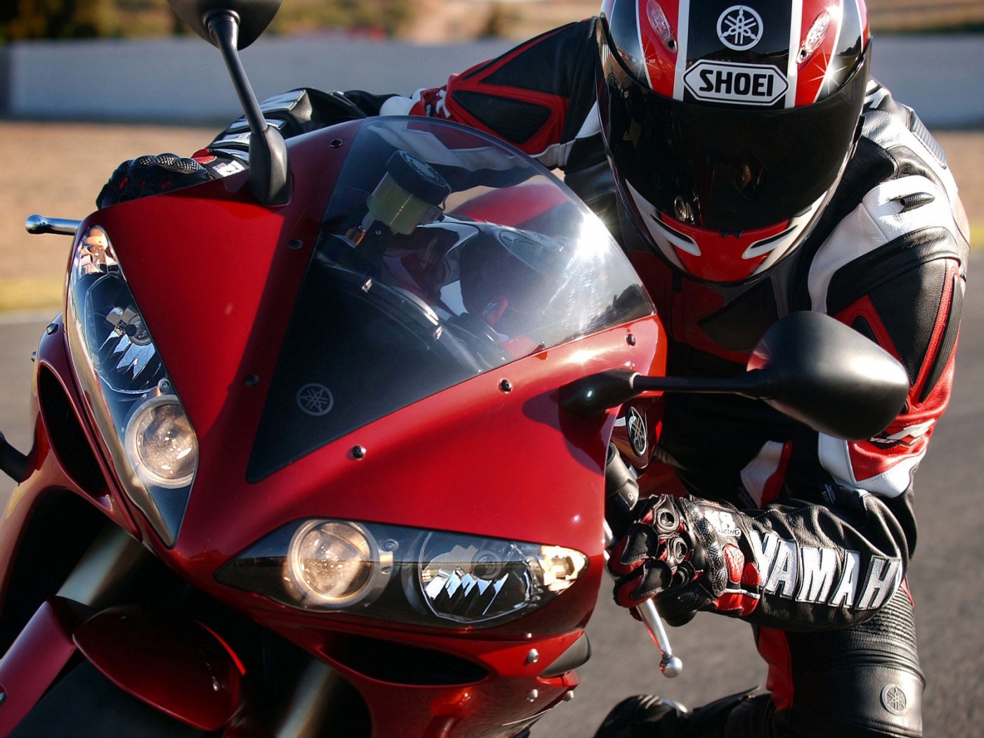 Мотоциклист на красной ямахе обои