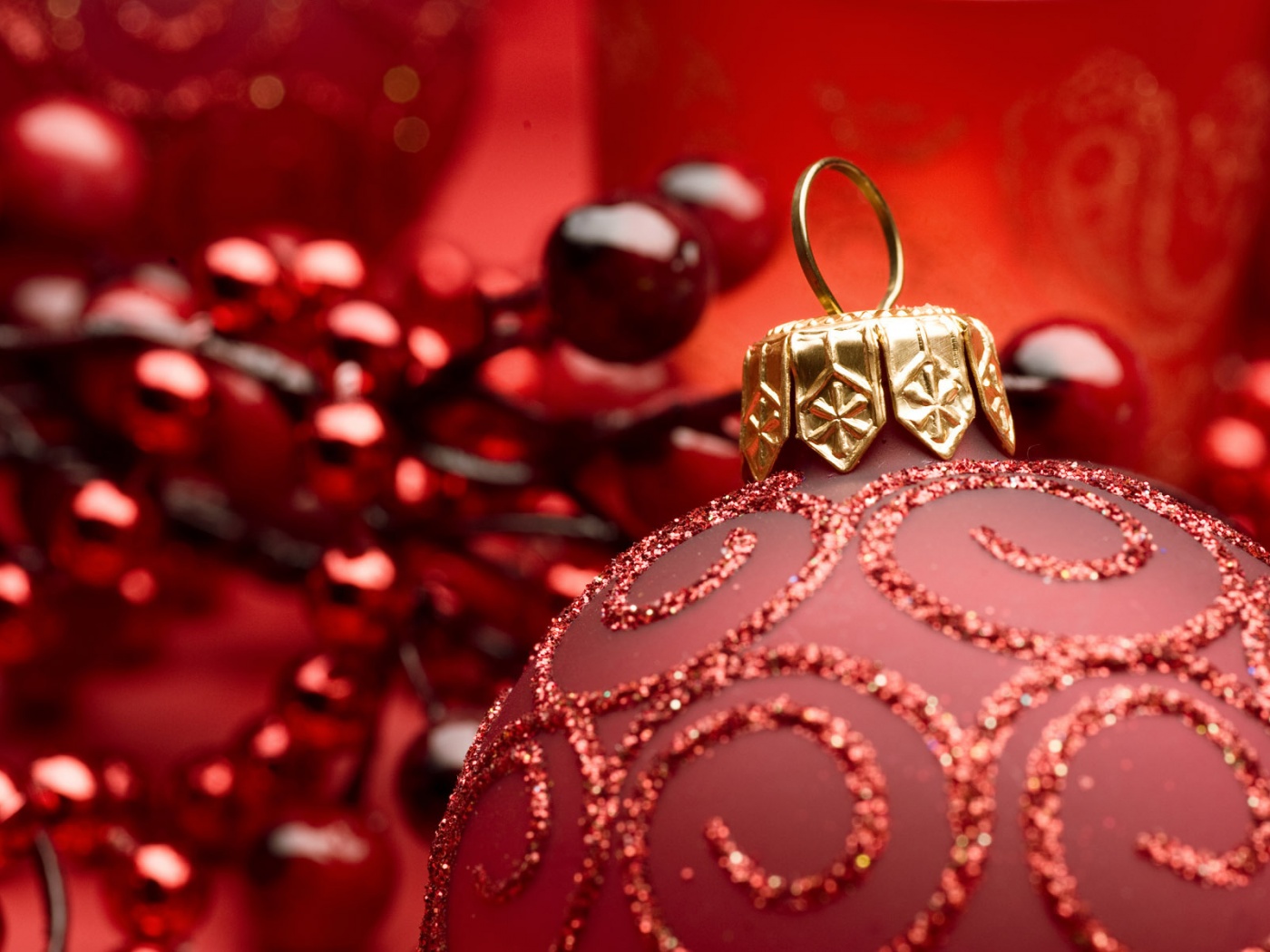 Красная ёлочная игрушка обои