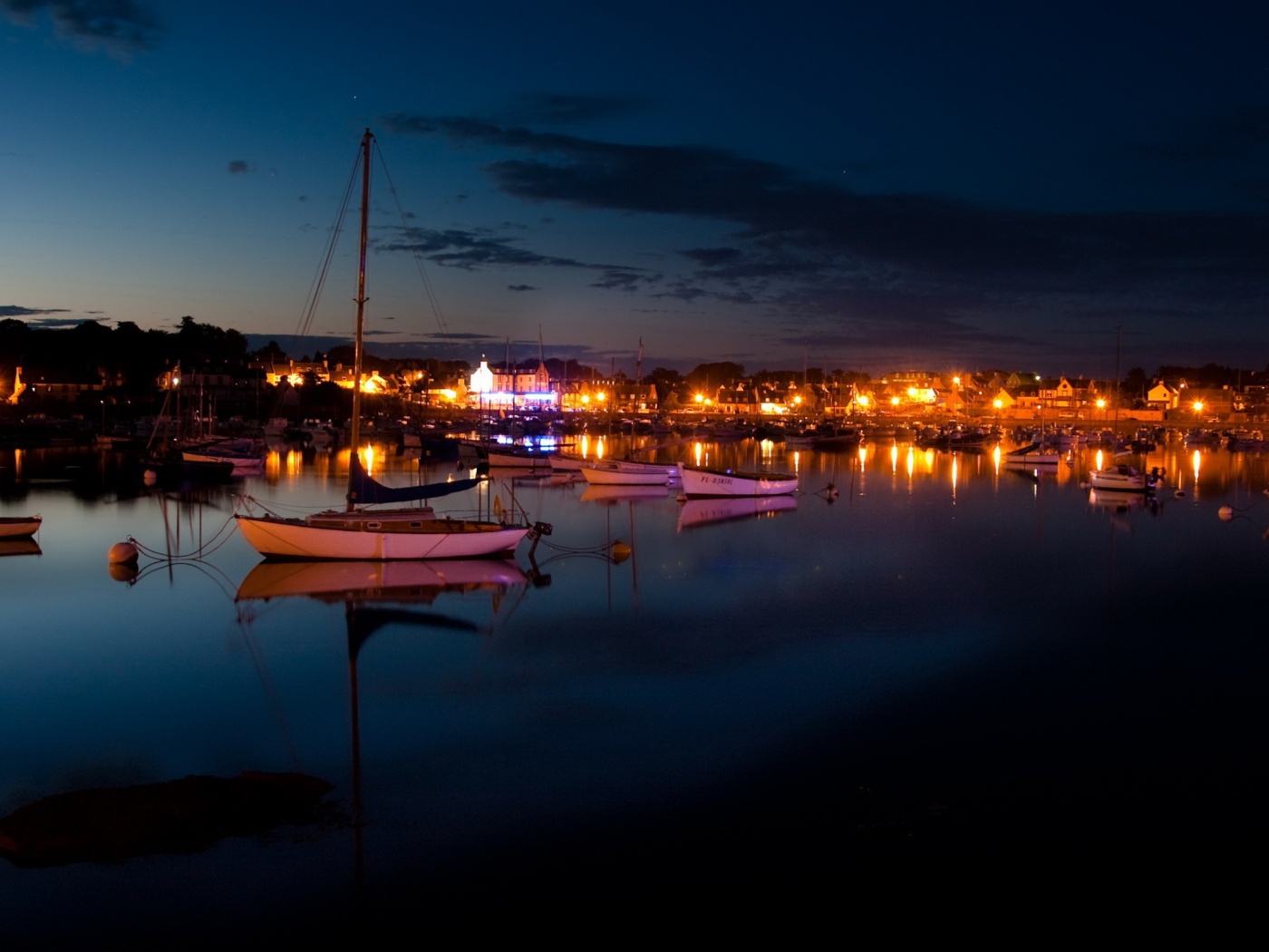Лодки на вечерней воде обои