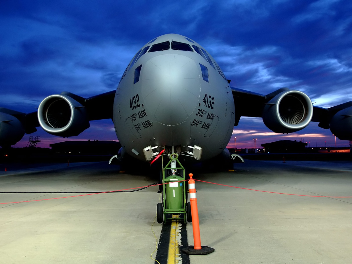 Самолет на взлетной полосе обои