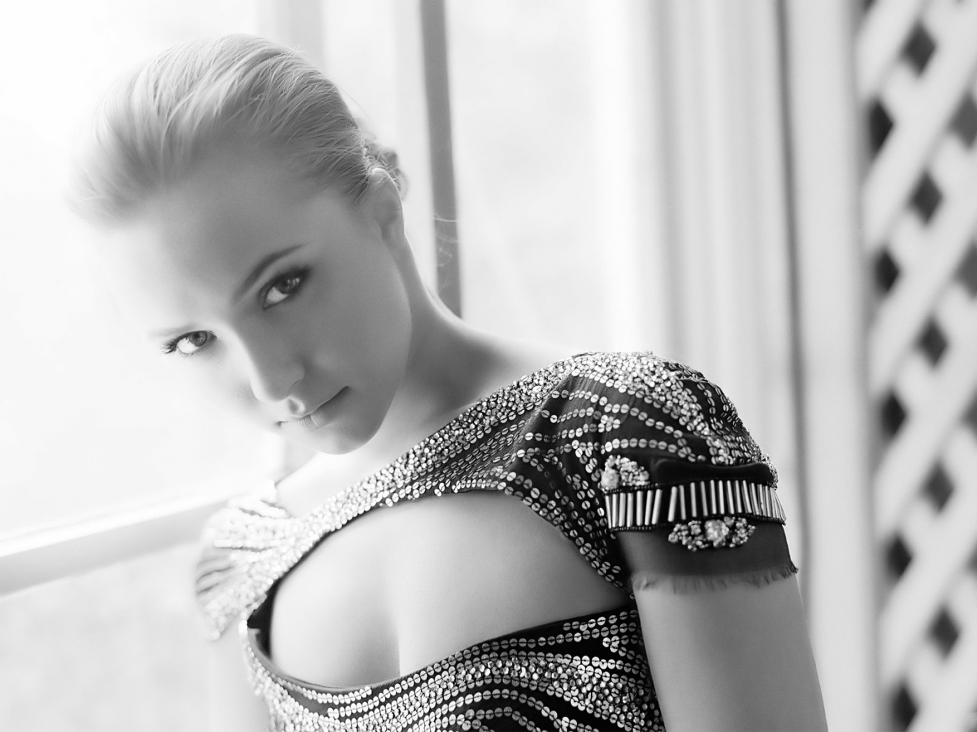 Блондинка у окна обои